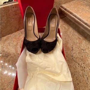 Satin roses with gunmetal leather Valentino pumps size 37
